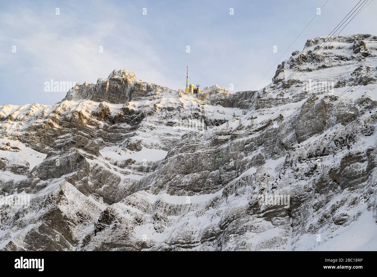 Suisse, Appenzell, vue basse angle de la montagne de Santis avec station météo sur le dessus Banque D'Images