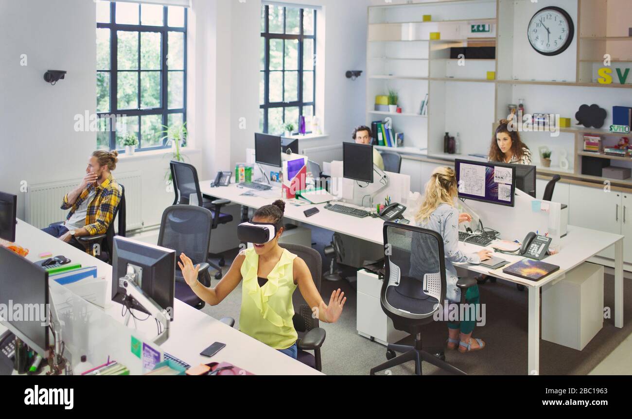 Concepteurs travaillant sur des bureaux dans un bureau en plan ouvert Banque D'Images
