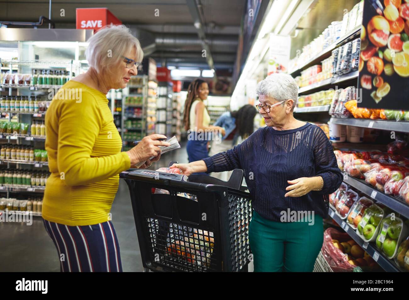 Magasins d'épicerie senior pour femmes dans un supermarché Banque D'Images