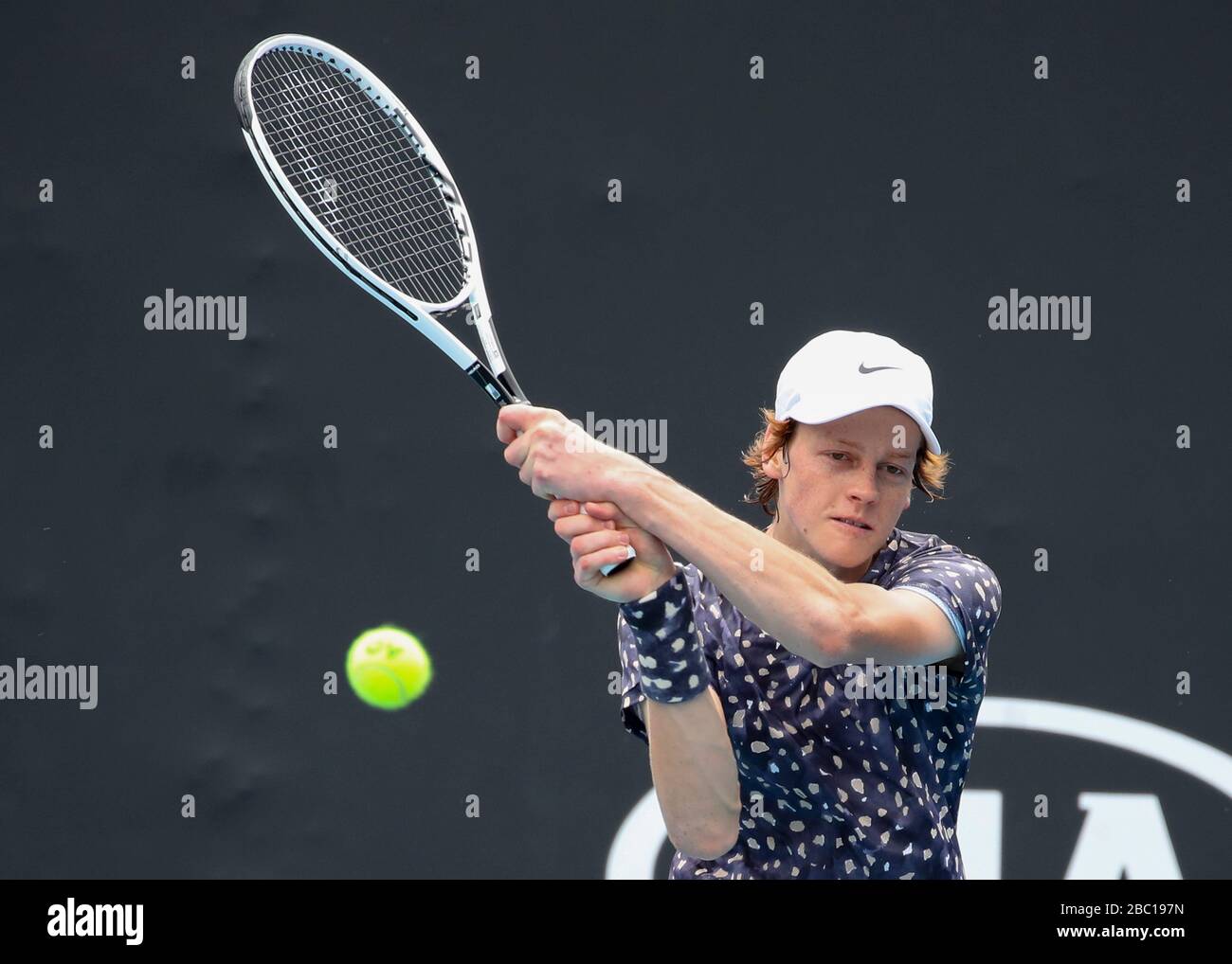 Le joueur de tennis italien Jannik sner joue en arrière-plan dans le tournoi de tennis Open 2020 australien, Melbourne Park, Melbourne, Victoria, Australie. Banque D'Images