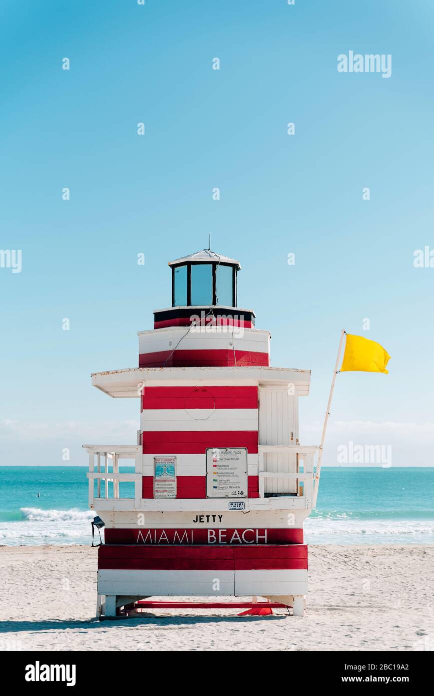 Tour de l'accompagnateur rayé rouge-blanc avec drapeau jaune, Floride, États-Unis Banque D'Images