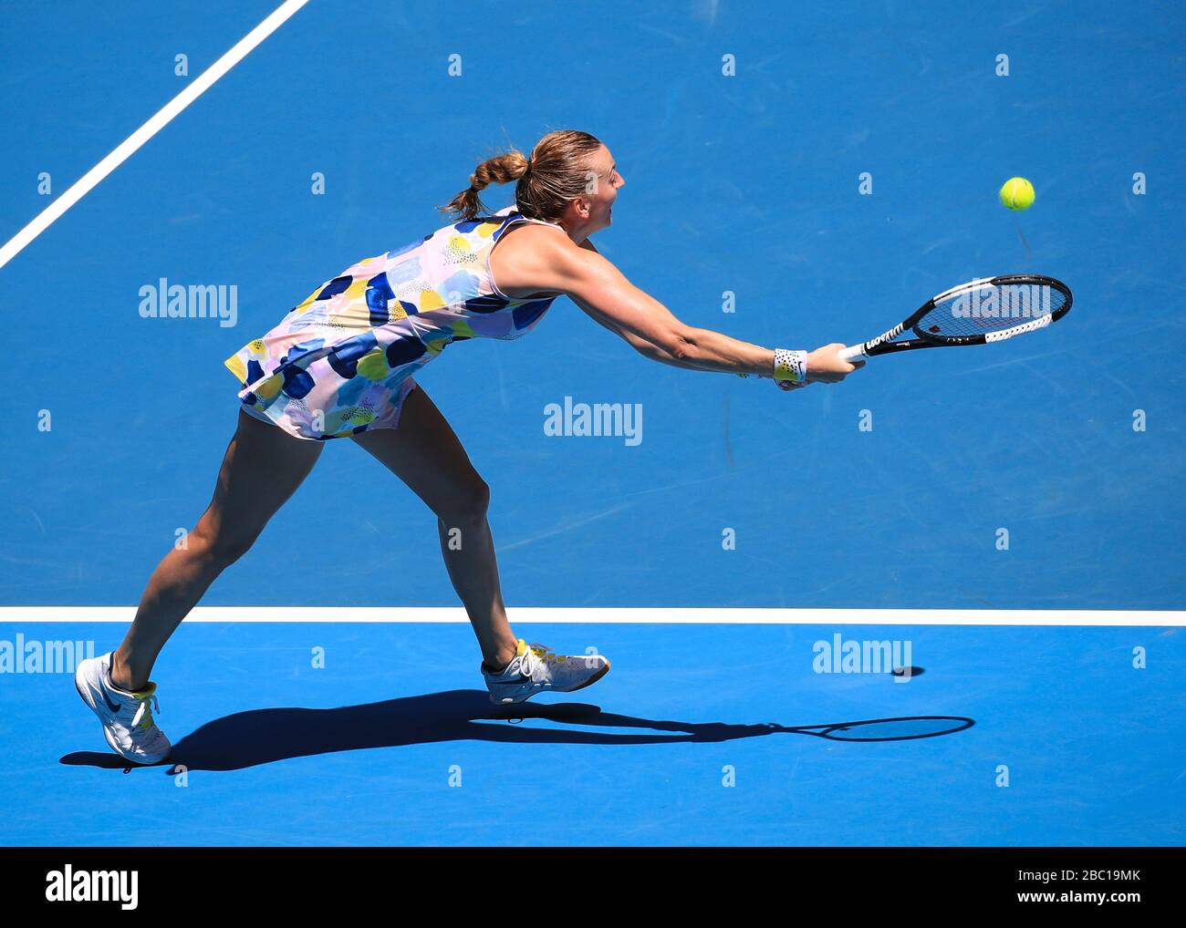 Le joueur de tennis tchèque Petra Kvitova (CZE) jouant un retour main dans  le tournoi de tennis Open 2020 australien, Melbourne Park, Melbourne,  Victoria Photo Stock - Alamy