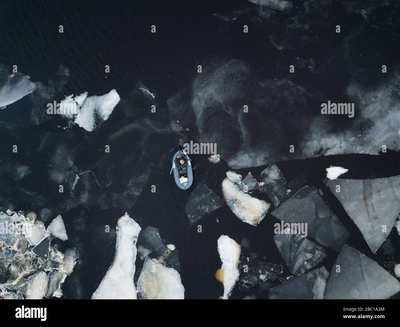Russie, Saint-Pétersbourg, Sistoretsk, vue aérienne du bateau flottant dans l'eau sur la rive verglacée du golfe de Finlande Banque D'Images