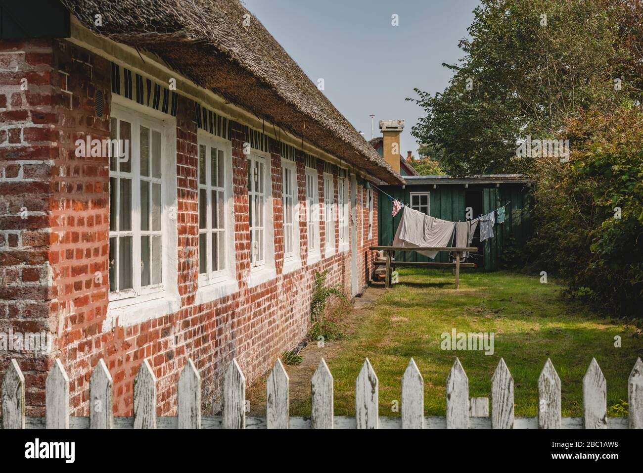 Danemark, Sonderho, arrière-cour de maison rustique avec toit de chaume Banque D'Images