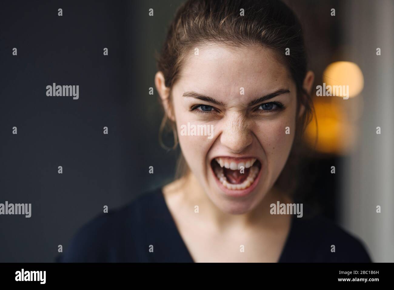 Portrait de jeune femme hurlant Banque D'Images