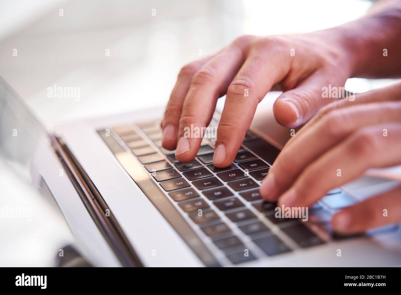 Homme d'affaires utilisant un ordinateur portable, gros plan Banque D'Images
