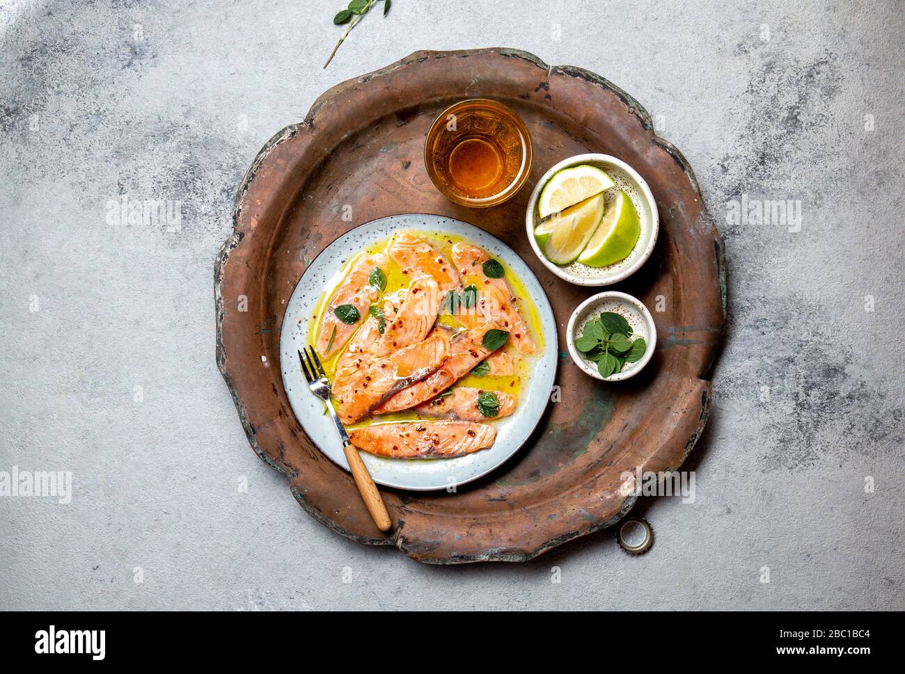 Plat italien d'Amérique latine Crudo de Salmon plat de poisson de saumon  cru mariné au jus de citron et aux épices. Vue de dessus Photo Stock - Alamy