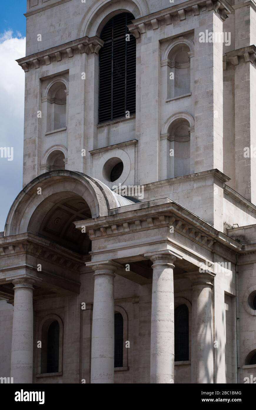 Christ Church de Nicholas Hawksmoor Commercial Street Architecture Églises détail pierre baroque Portico Spitalfield, Liverpool Street, Londres, E1 Banque D'Images