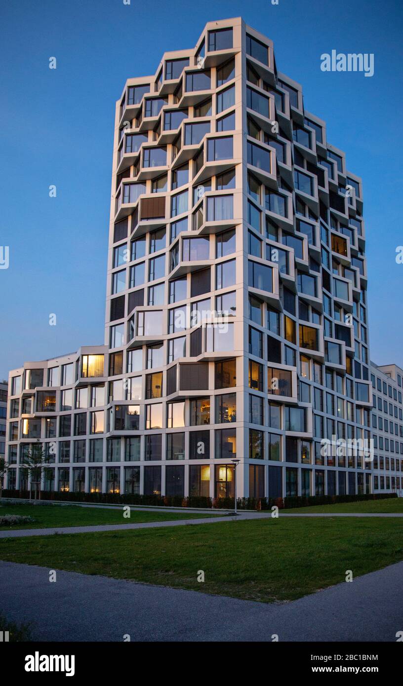 Bâtiment résidentiel moderne de grande hauteur le soir, Munich, Allemagne Banque D'Images