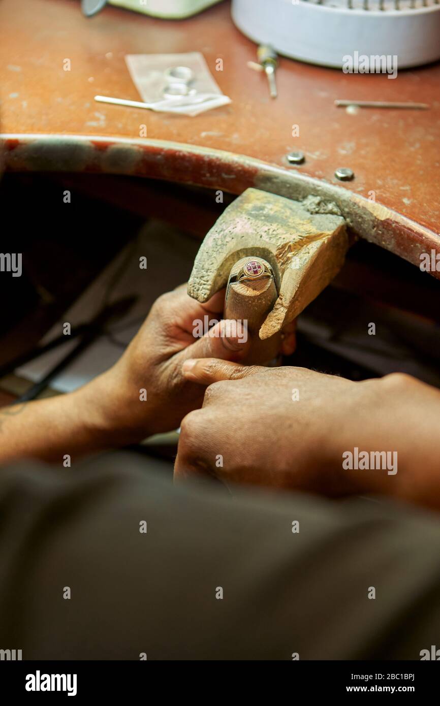 Homme répare une bague avec un diamant manquant Banque D'Images