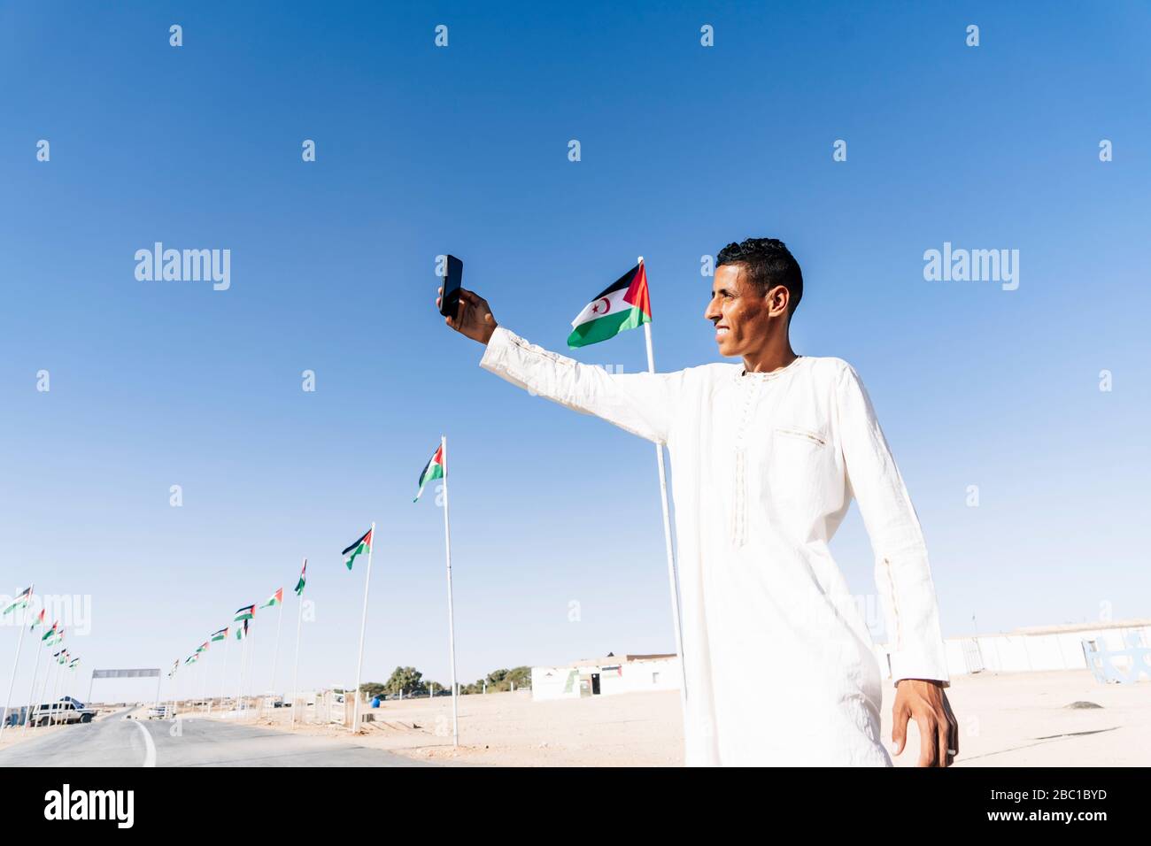 L'homme sahraoui utilisant le téléphone mobile dans le camp de réfugiés de Smara, Algérie. Banque D'Images
