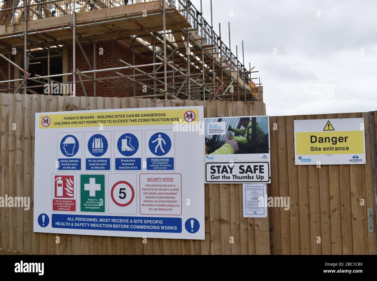 Avis d'avertissement sur un chantier de construction à Milton Keynes. Banque D'Images