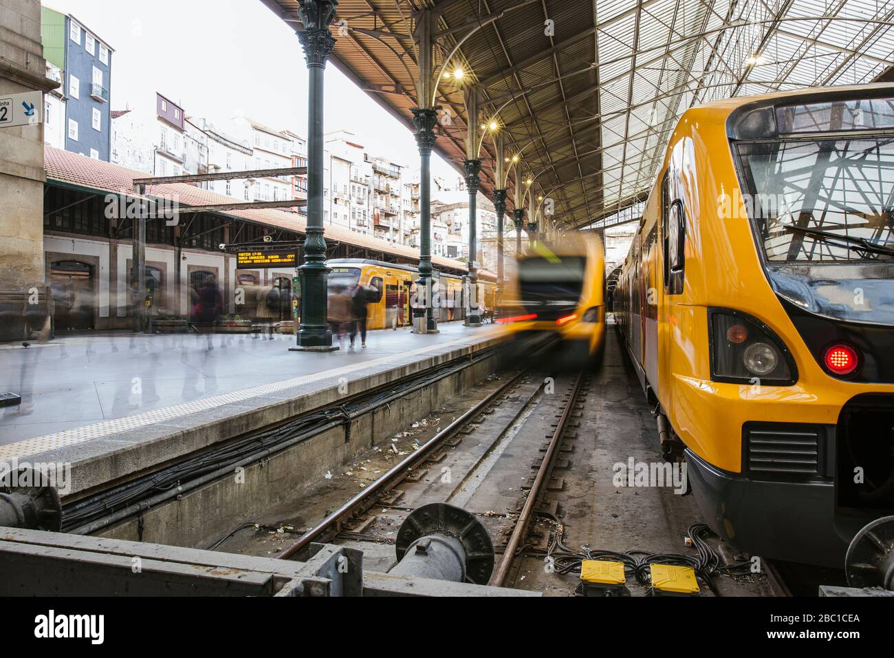 Portugal, Porto, mouvement flou des trains traversant la gare Banque D'Images