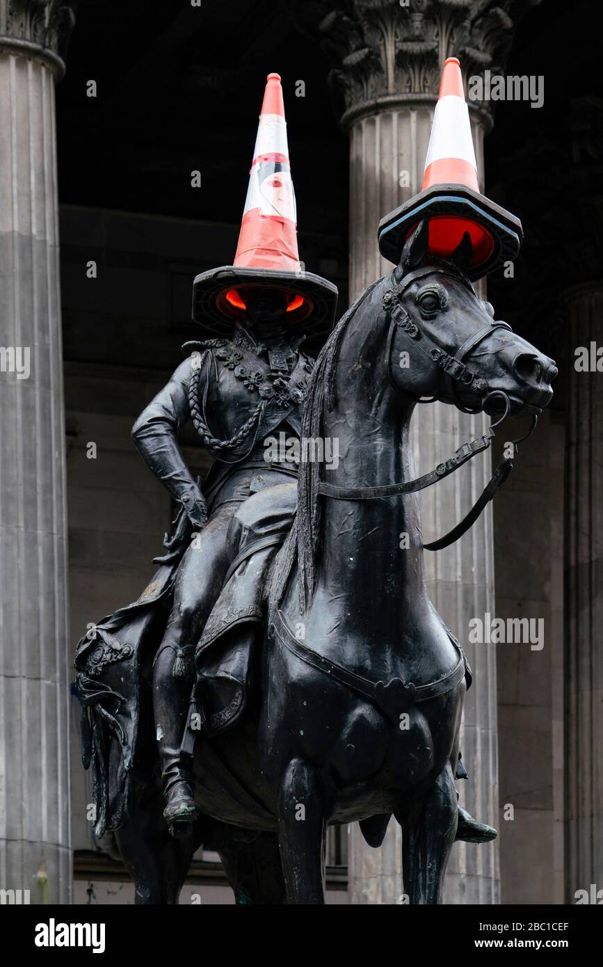 Statue du duc de Wellington portant ses cônes de circulation habituels sur la place Royal Exchange dans la ville marchande de Glasgow, en Écosse, au Royaume-Uni Banque D'Images
