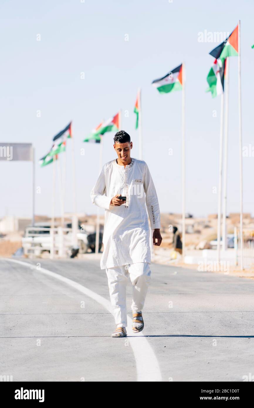L'homme sahraoui utilisant le téléphone mobile dans le camp de réfugiés de Smara, Algérie. Banque D'Images