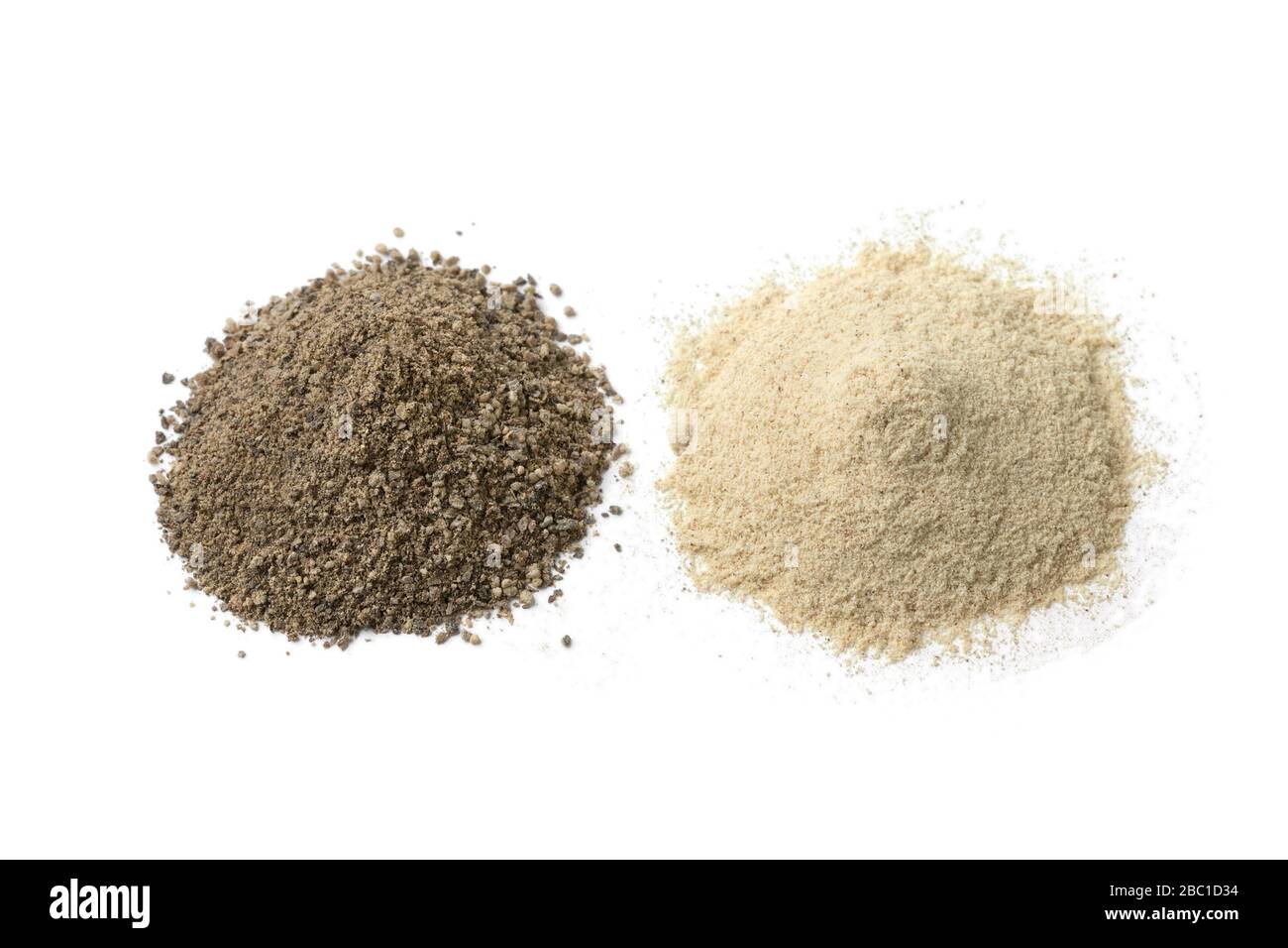 Tas de poivre blanc et noir moulu isolé sur fond blanc Banque D'Images