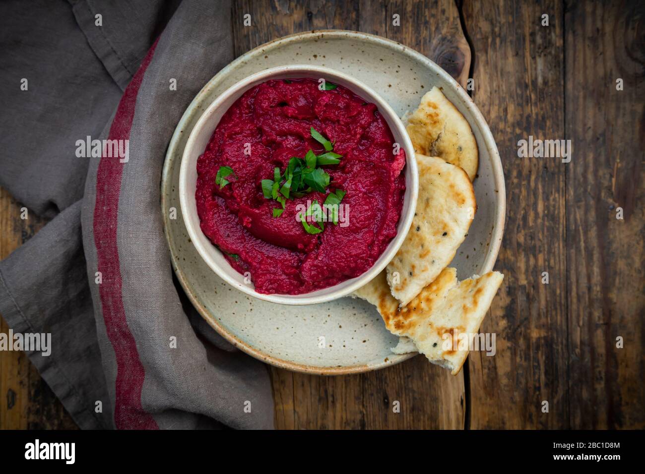 Bol de houmous de betterave végétalienne avec pain pita Banque D'Images