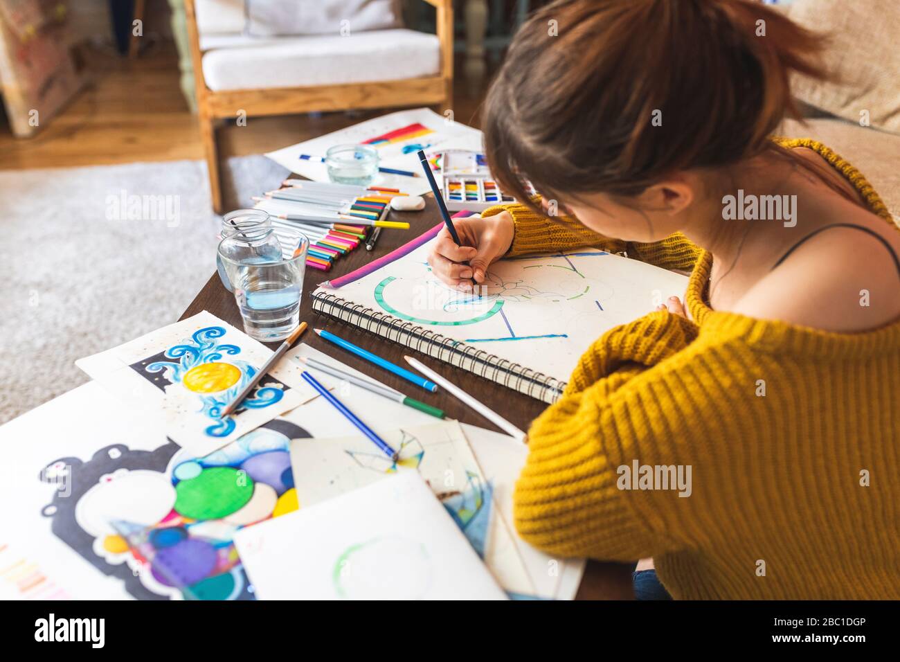 Vue rognée de la femme dessin avec crayon coloré à la maison Banque D'Images