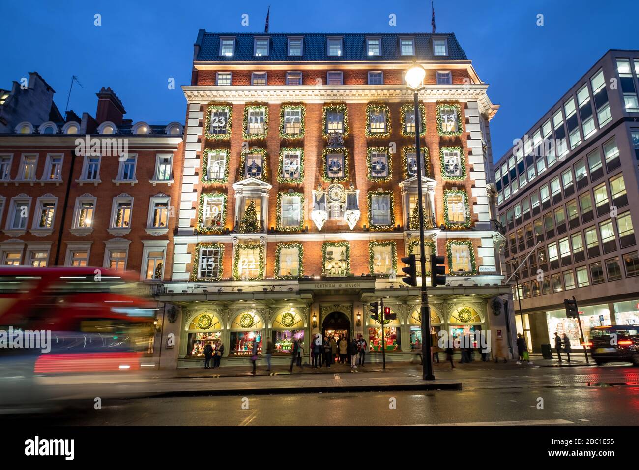 LONDRES- DÉCEMBRE 2019: Fortnum & Mason la nuit avec les lumières de Noël un grand magasin sur Piccadilly, Londres. Banque D'Images