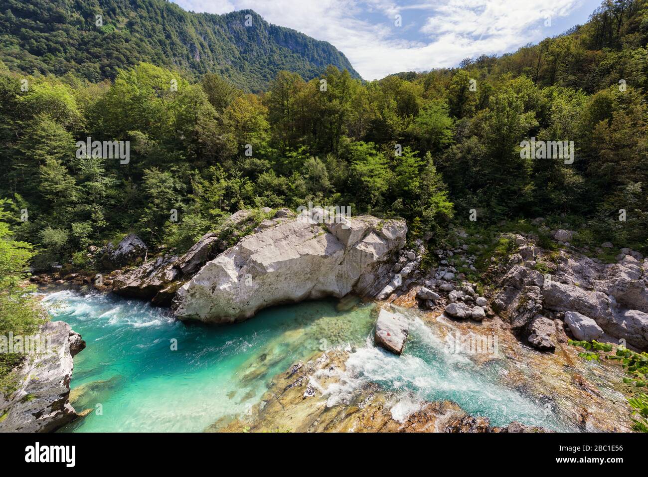 La rivière Emeraude Soča (Isonzo) et les montagnes près de la ville historique de Kobarid (Caporetto). Alpes juliennes, Slovénie. Concept de rivière de montagne. Banque D'Images