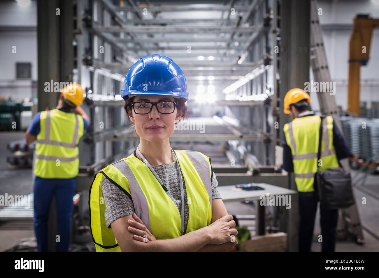 Superviseur femme confiant en portrait dans l'usine d'acier Banque D'Images