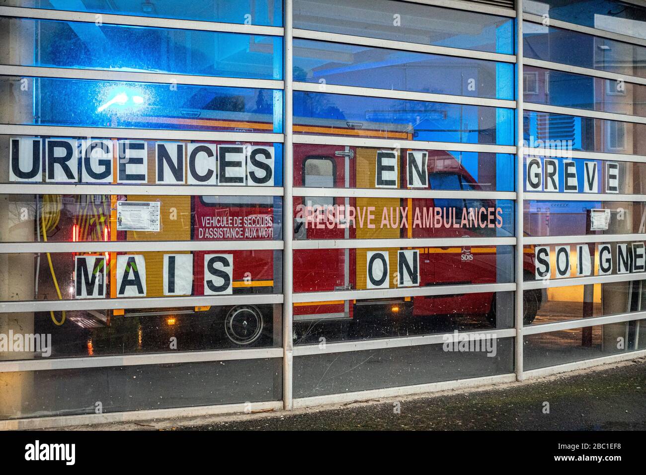 SERVICE D'URGENCE EN GRÈVE À L'HÔPITAL DE LISIEUX, POMPIERS DU CENTRE DE SERVICE D'URGENCE DE LISIEUX, SDIS14, CALVADOS, FRANCE Banque D'Images