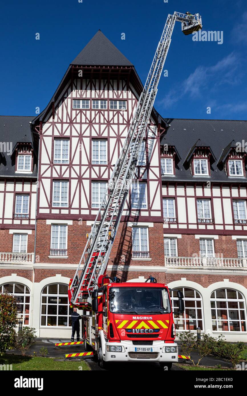 EXERCICE DE PRÉVENTION DES INCENDIES AVEC L'ÉCHELLE DE POMPIERS, SAINTE-THERESE HERMITAGEE, POMPIERS DU CENTRE DE SERVICE D'URGENCE DE LISIEUX, SDIS14, CALVADOS, FRANCE Banque D'Images
