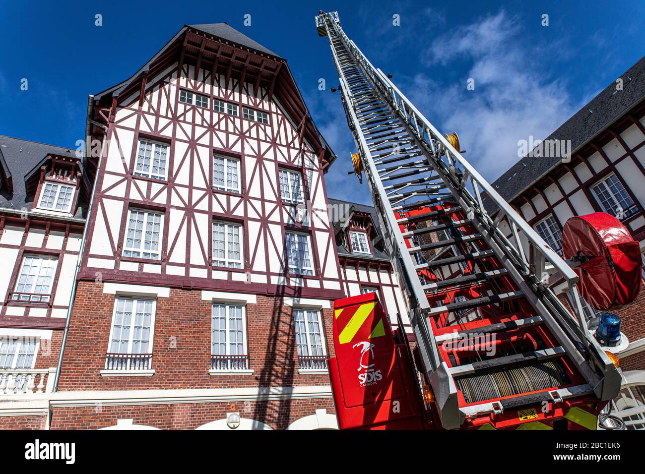 EXERCICE DE PRÉVENTION IRE AVEC L'ÉCHELLE DE POMPIERS, SAINTE-THERESE HERMITAGEE, POMPIERS DU CENTRE DE SERVICE D'URGENCE DE LISIEUX, SDIS14, CALVADOS, FRANCE Banque D'Images