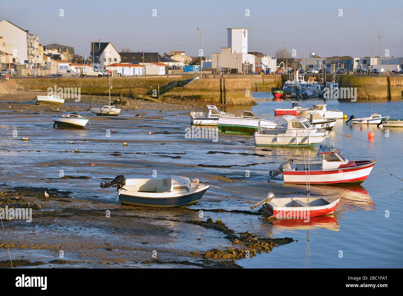 Port de Saint-Gilles-Croix-de-vie à marée basse, commune française, située  dans le département de la Vendée et la région Pays de la Loire Photo Stock  - Alamy