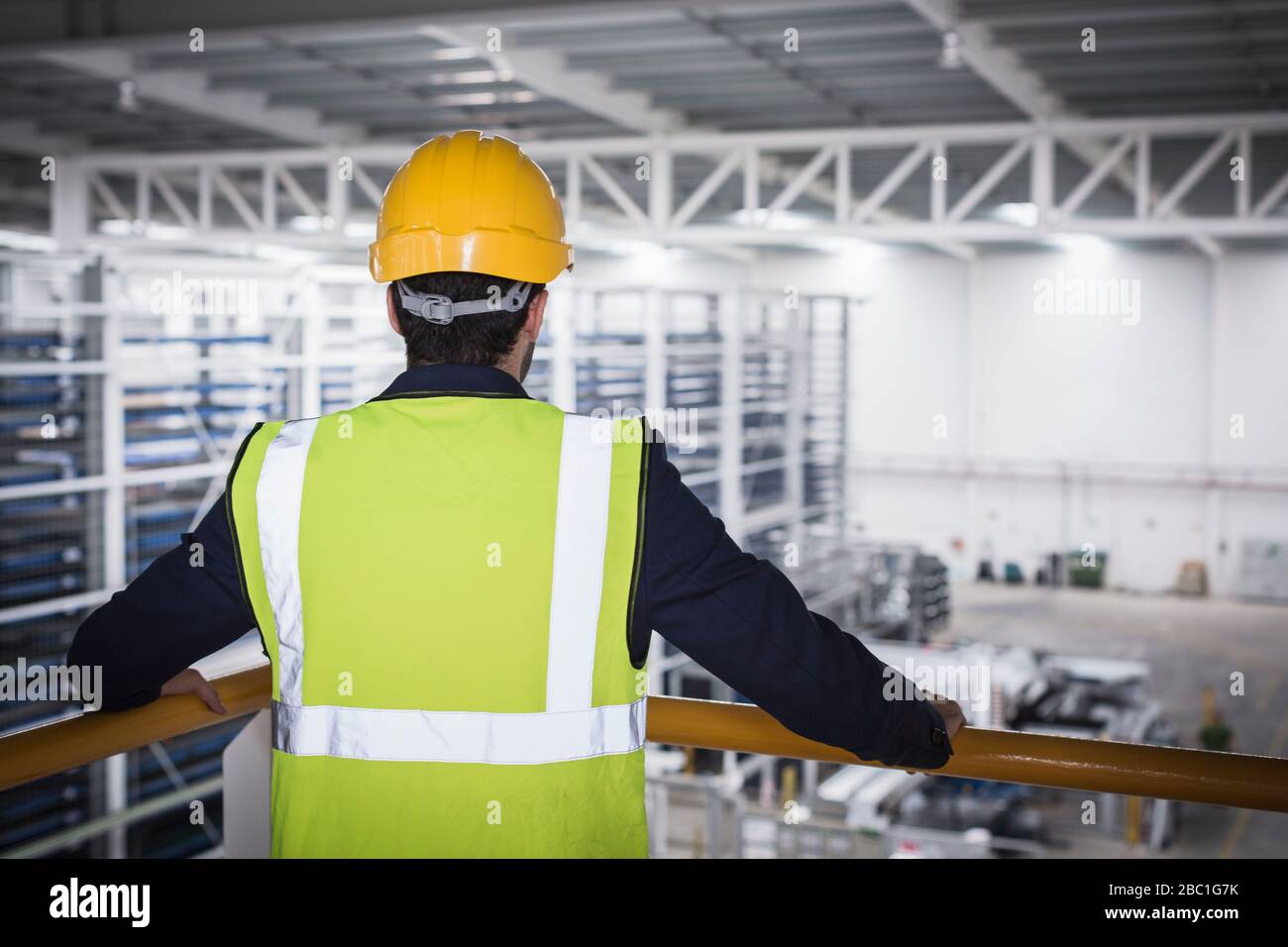 Superviseur mâle sur plate-forme en usine Banque D'Images