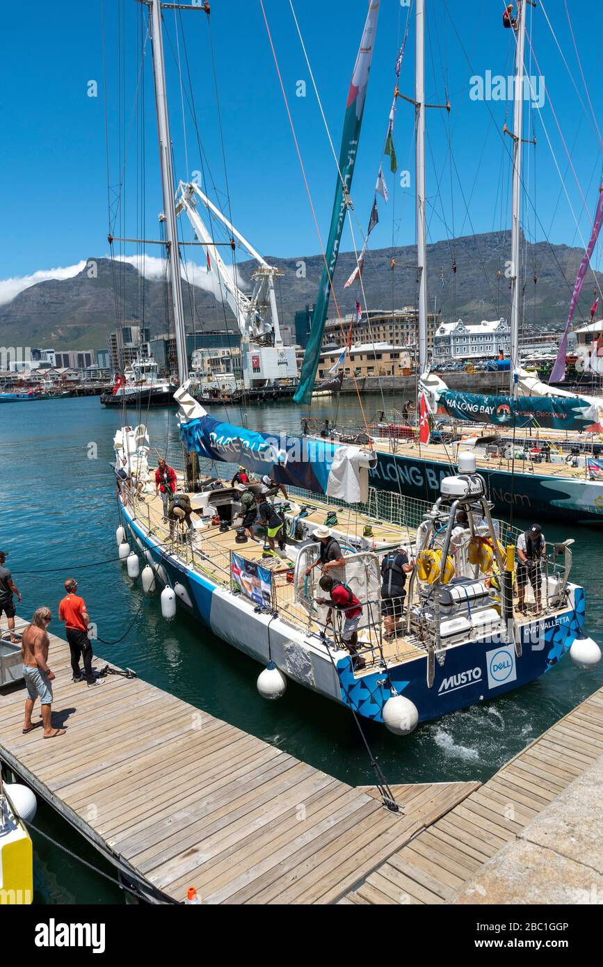 Le Cap, Afrique du Sud. 2019. Clipper fait le tour de l'activité de course mondiale dans le port du Cap. Musto quitte le port avec une toile de fond de Table Mountain. Banque D'Images