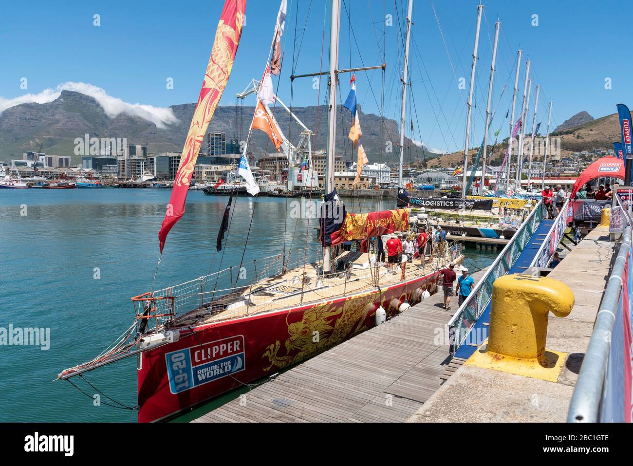Le Cap, Afrique du Sud. 2019. Clipper fait le tour de l'activité de course mondiale dans le port de Cape Town. Qingdao avant le départ du port. Toile de fond de Table Mountain. Banque D'Images