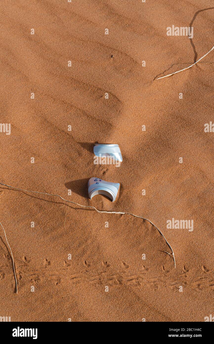 Une boisson peut être servie dans une dune de sable du désert du Sahara, Merzouga, Maroc Banque D'Images