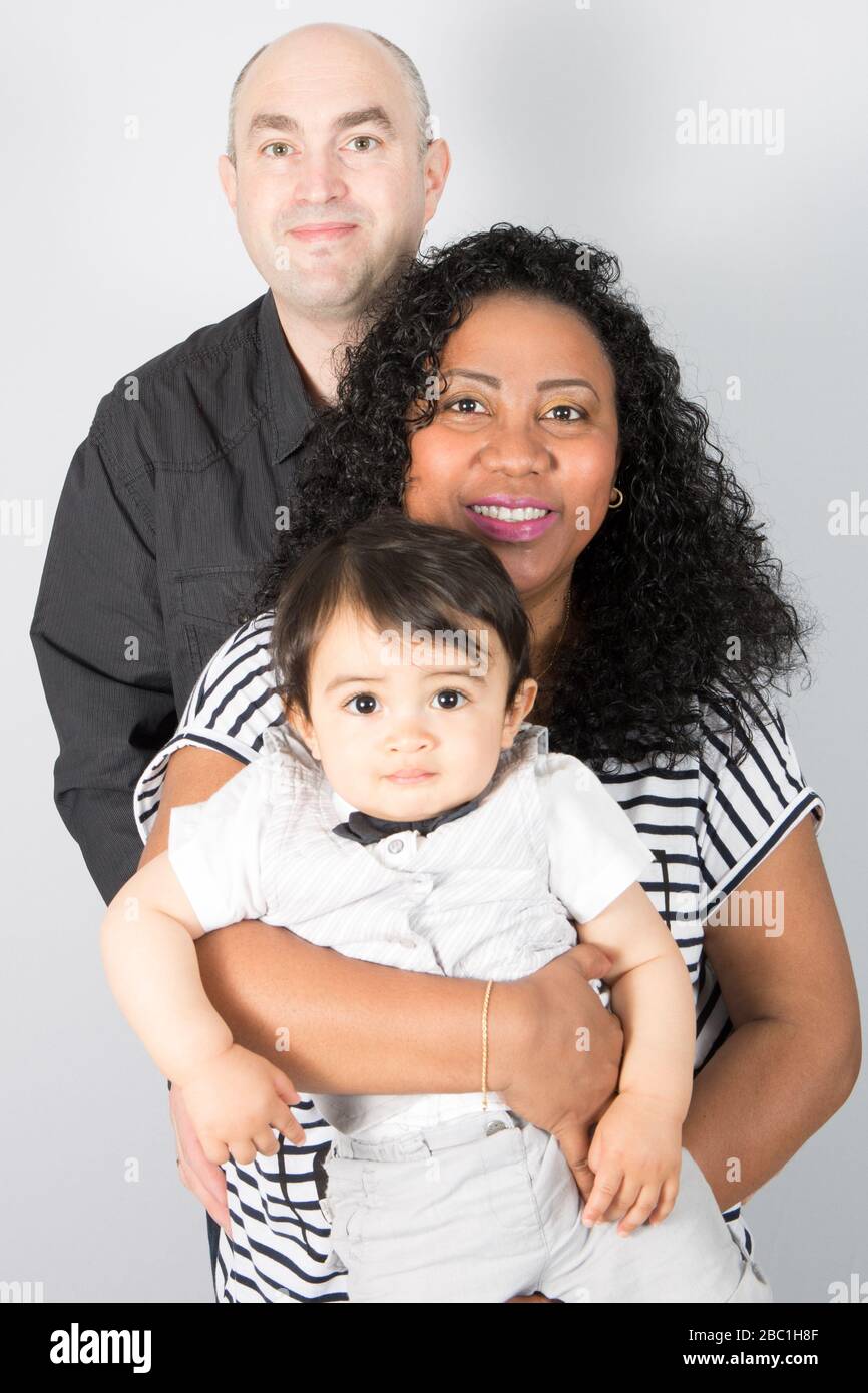 Couple Mixte Noir Et Caucasien Americain De La Famille De Race Avec Son Fils Photo Stock Alamy