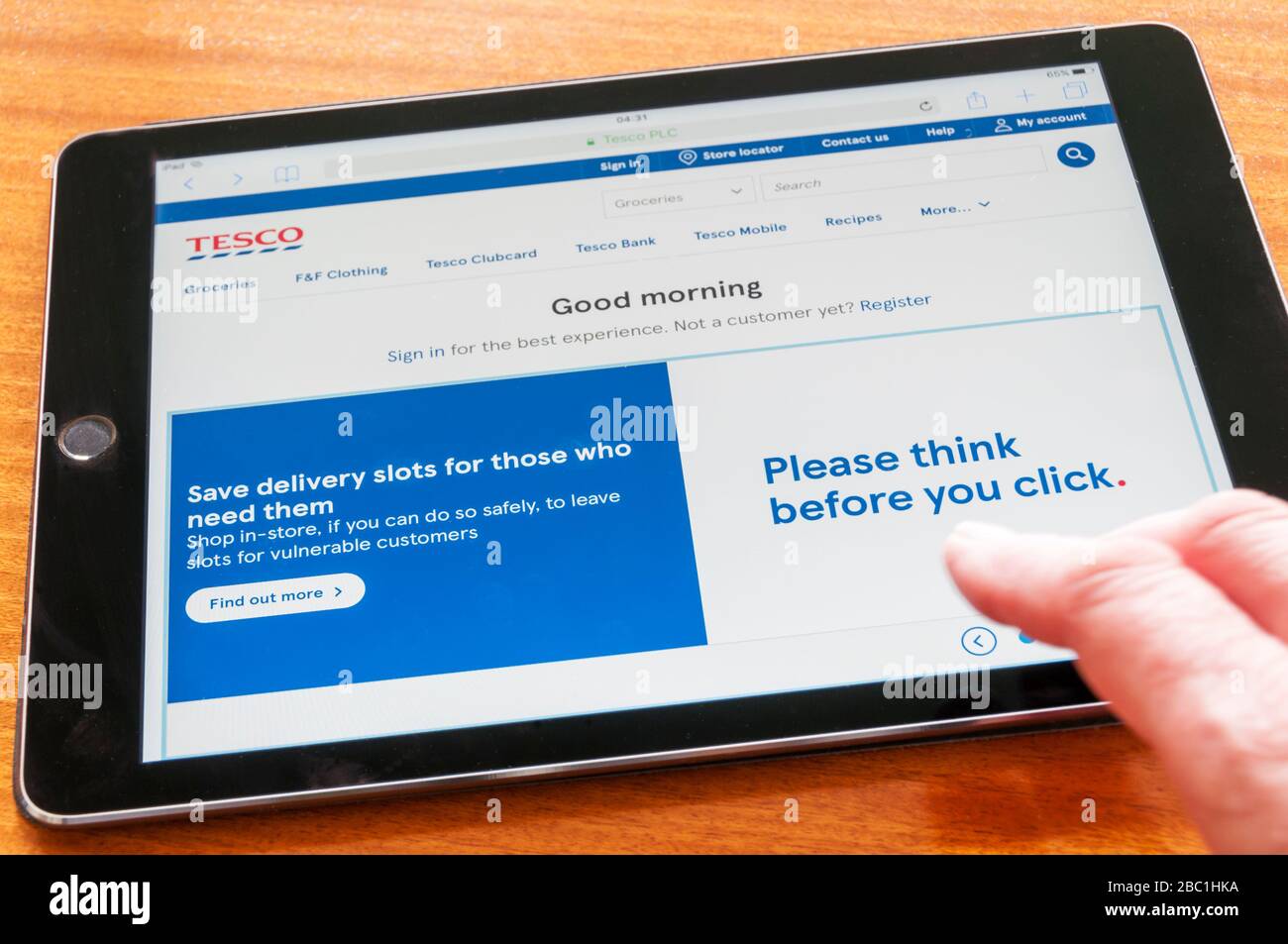 Le site Web de Tesco pendant la pandémie de coronavirus de Covid-19 demande aux gens de réfléchir avant de cliquer pour enregistrer les créneaux de livraison pour les travailleurs clés et les autres personnes qui en ont besoin Banque D'Images