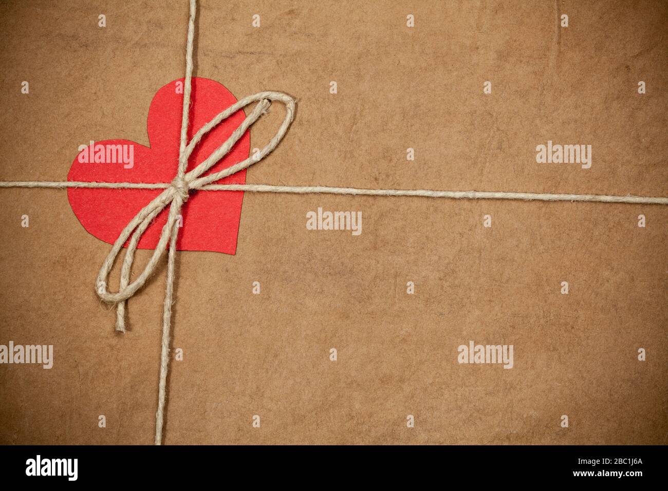 Coeur en papier rouge coloré sur papier vintage avec copyspace. Concept de Saint-Valentin Amour Banque D'Images