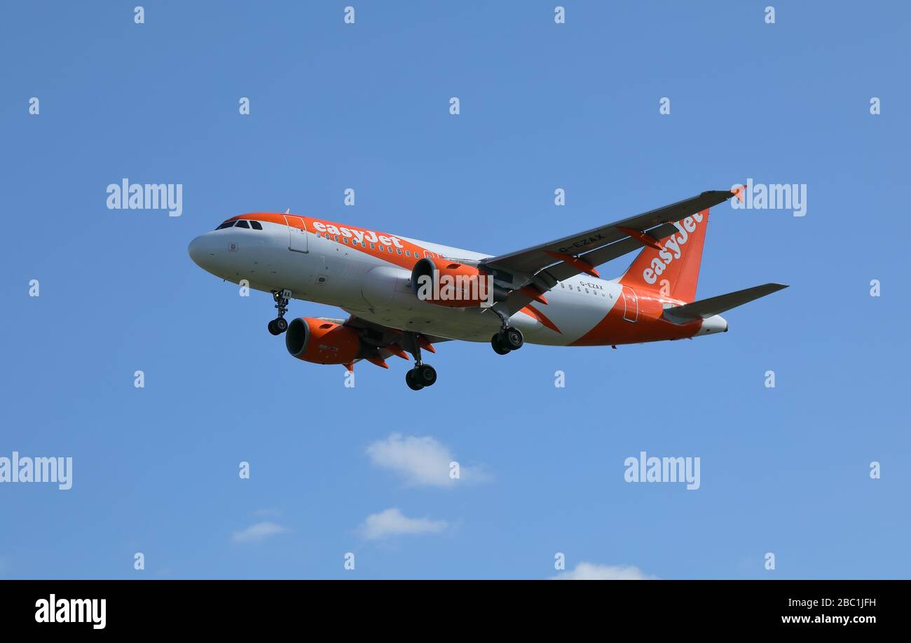 Un avion de ligne Easyjet Airbus A 319, G-EZAX, atterrissage à l'aéroport de Birmingham, Angleterre, Royaume-Uni. Banque D'Images