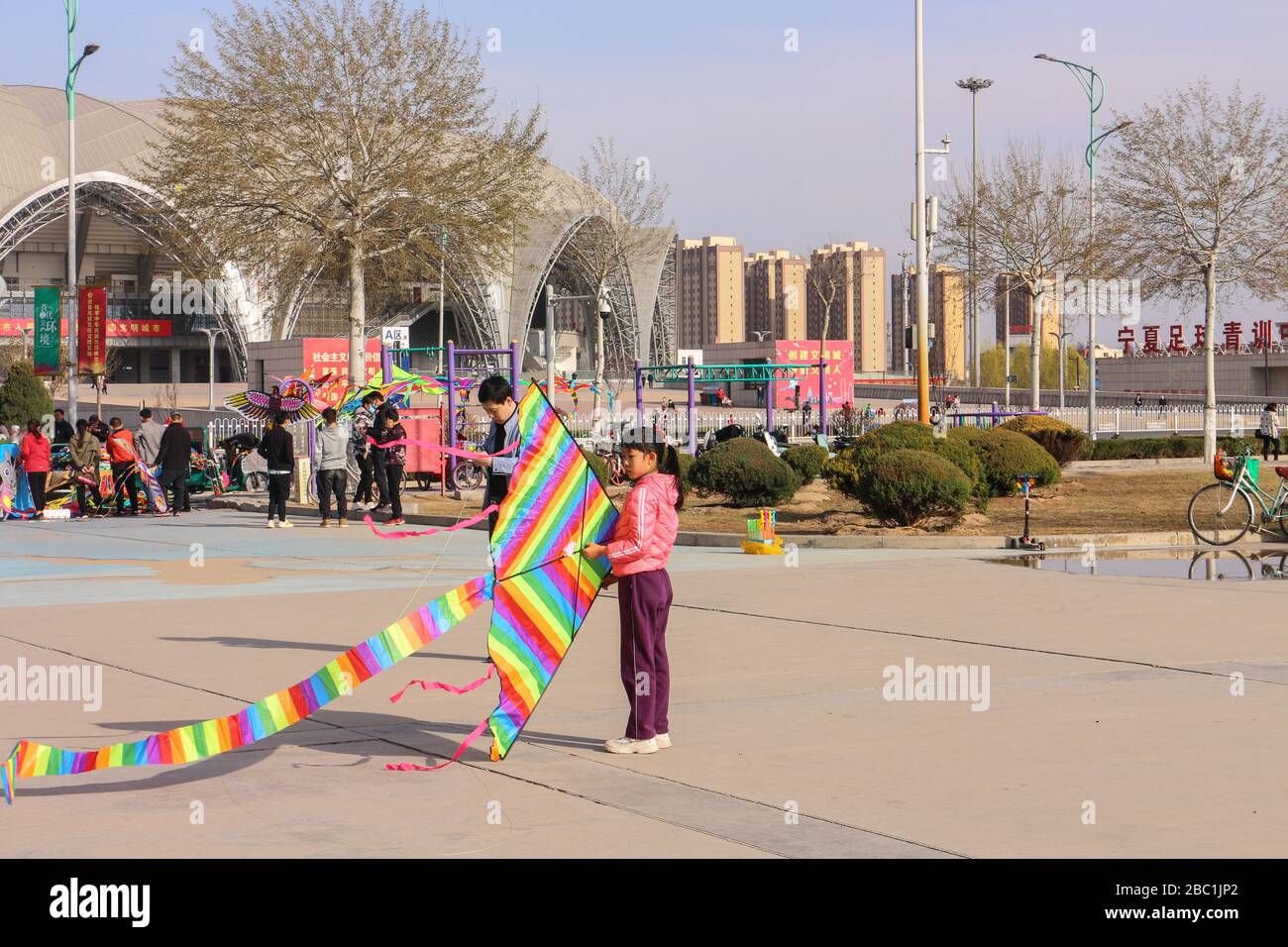 Yinchuan, Chine. 29 mars 2020. Un enfant volant un cerf-volant sur une place publique à Yinchuan. La vie revient lentement à la normale à Yinchuan, car l'épidémie du virus covid-19 s'affaiblit en Chine. Crédit: SOPA Images Limited/Alay Live News Banque D'Images