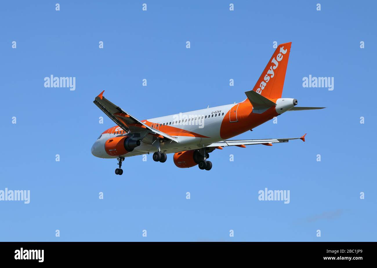 Un avion de ligne Easyjet Airbus A 319, G-EZAX, atterrissage à l'aéroport de Birmingham, Angleterre, Royaume-Uni. Banque D'Images
