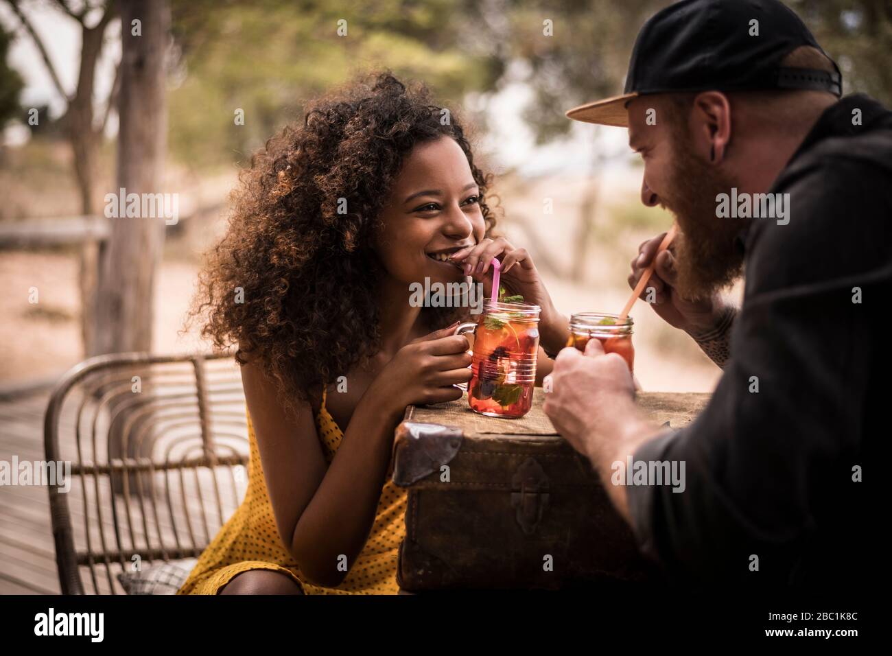 Un couple heureux qui boit des boissons fraîches de thé glacé ensemble Banque D'Images