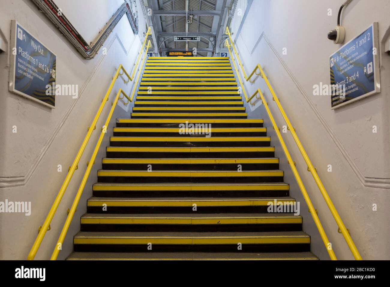 Alors que la deuxième semaine du verrouillage de Coronavirus continue le nombre de morts au Royaume-Uni augmente de 569 à 2 921, avec un chiffre de 1 m signalé des cas de passage de Covid-19 dans le monde entier, les marches jaunes vides menant à une plate-forme de la gare de Herne Hill dans le sud de Londres, le 2 avril 2020, À Londres, en Angleterre. Banque D'Images