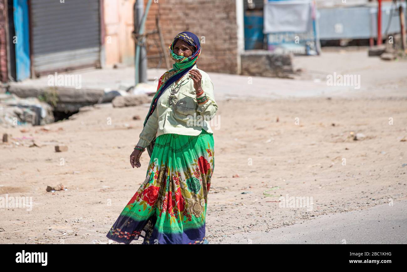 2 avril 2020 Ambala Haryana, Inde. Les femmes indiennes pauvres ont couvert le visage avec Clothe sur la route à la recherche de nourriture pour la famille pendant le lock-down dans la ville Banque D'Images