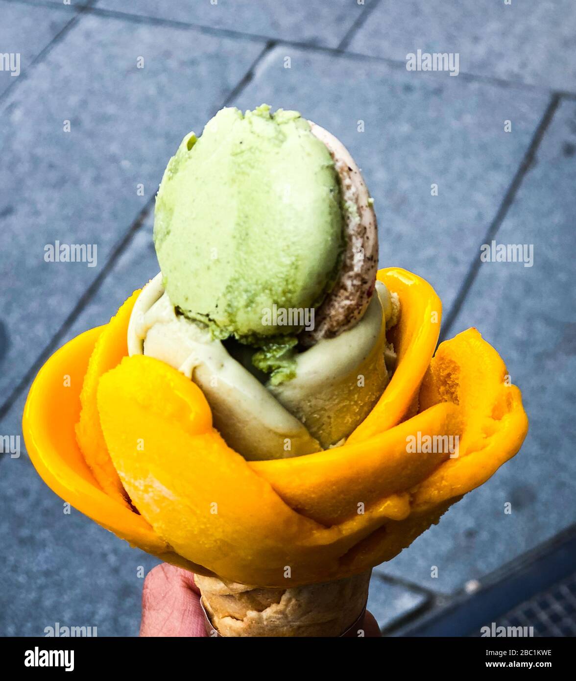 délicieux glaces artisanales avec macaron Banque D'Images