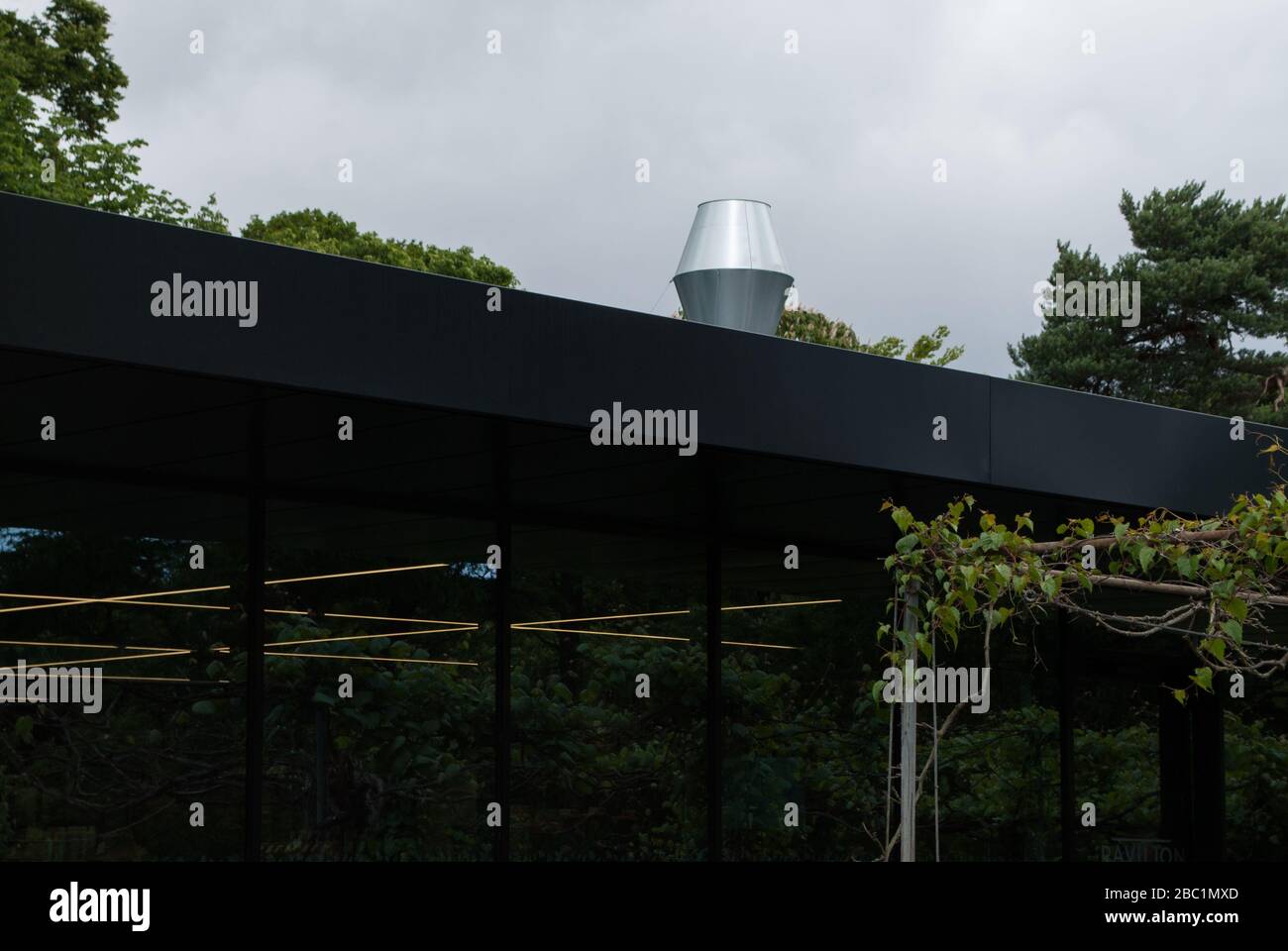 New Cafe Black Steel Glass Minimalisme structure Ryder Architecture Pavilion Bar & Restaurant, Kew Gardens, Richmond, Londres,   AE Banque D'Images