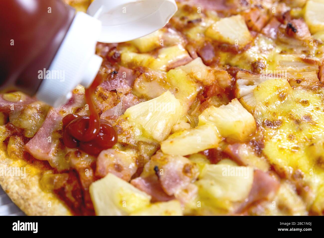 Pizza hawaïenne en tranches avec ananas et jambon.concept de restauration rapide. Banque D'Images