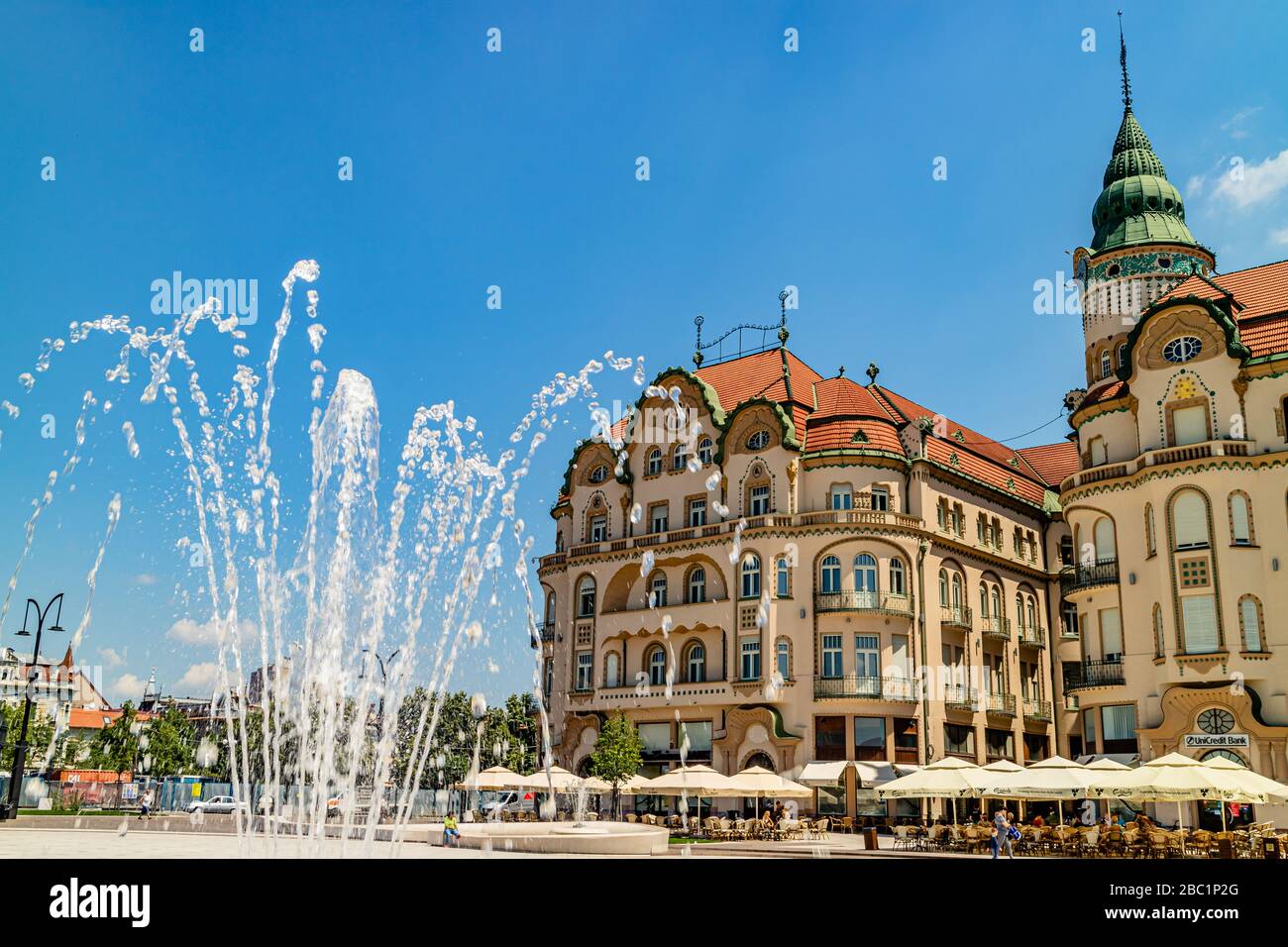 Le Palais de l'aigle noir de style sécession sur la place Union dans le centre-ville d'Oradea, en Roumanie. Juin 2017. Banque D'Images