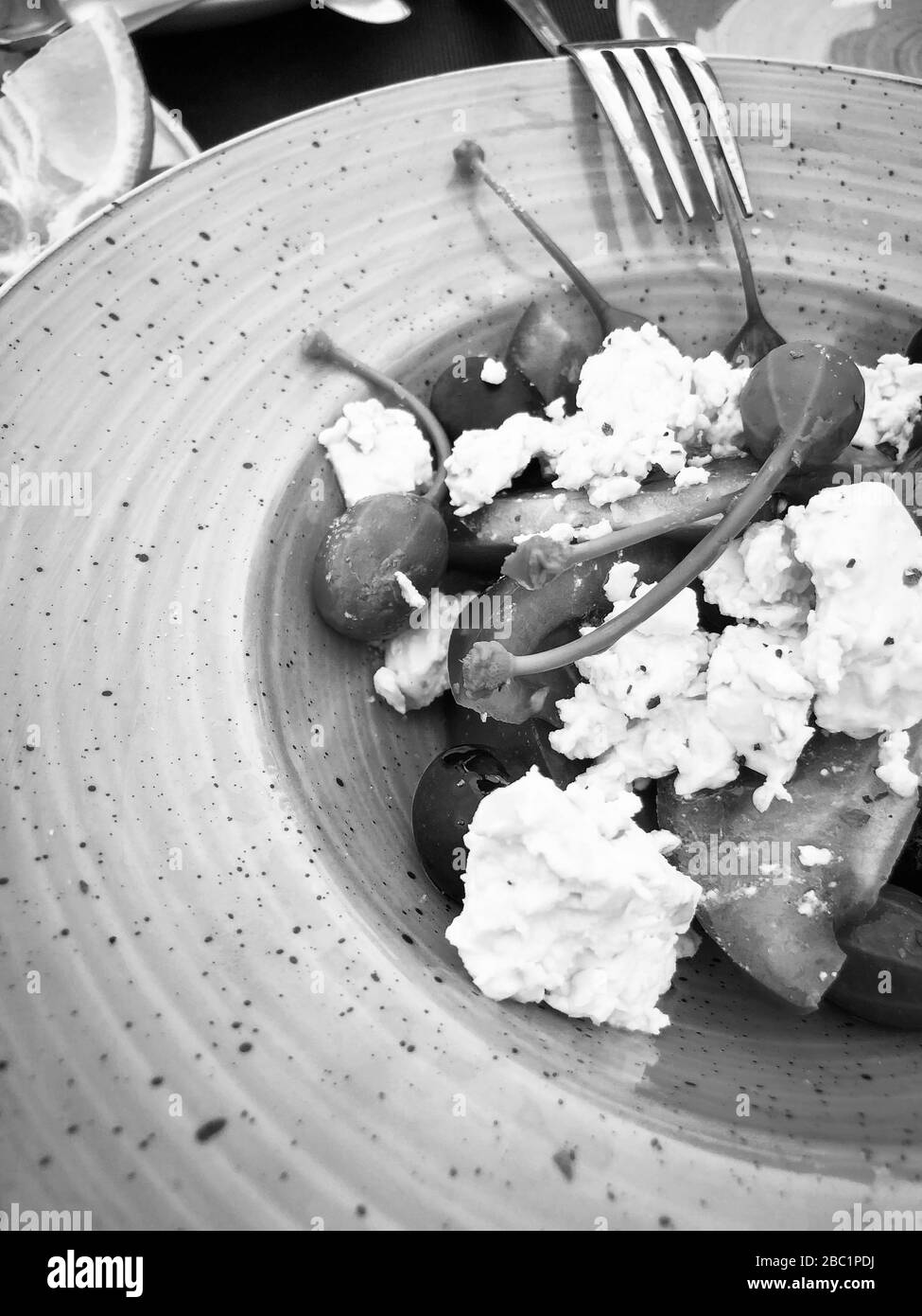 délicieuse salade grecque avec du fromage feta, des légumes frais et des épices savoureuses Banque D'Images