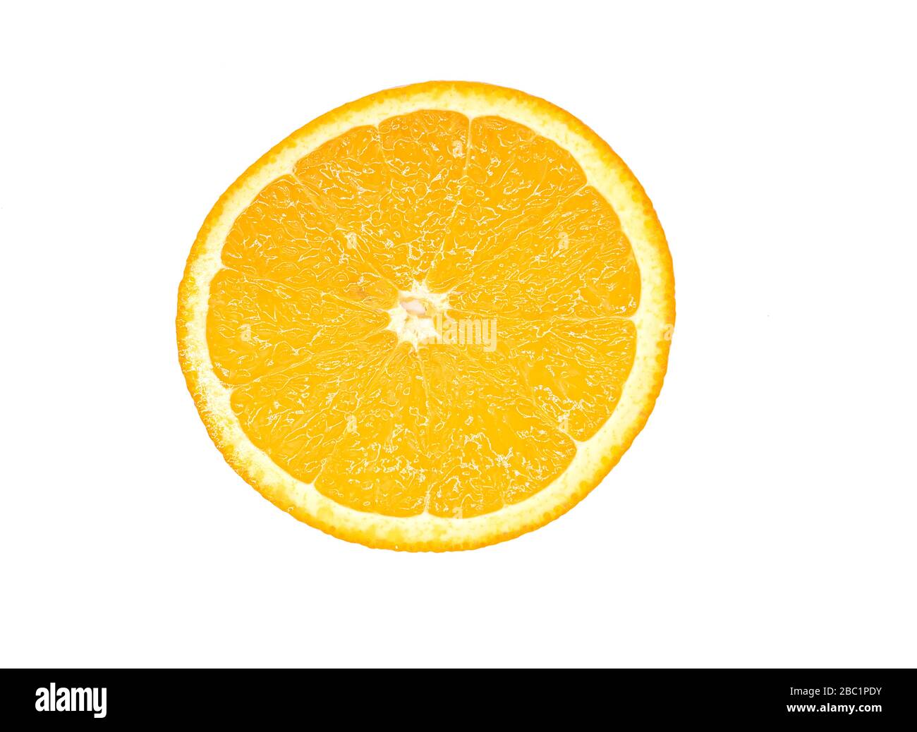 Partie rapprochée de l'orange juteux isolée sur fond blanc Banque D'Images