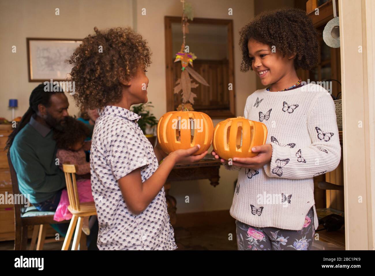 Joyeux frère et soeur tenant des citrouilles sculptées Banque D'Images