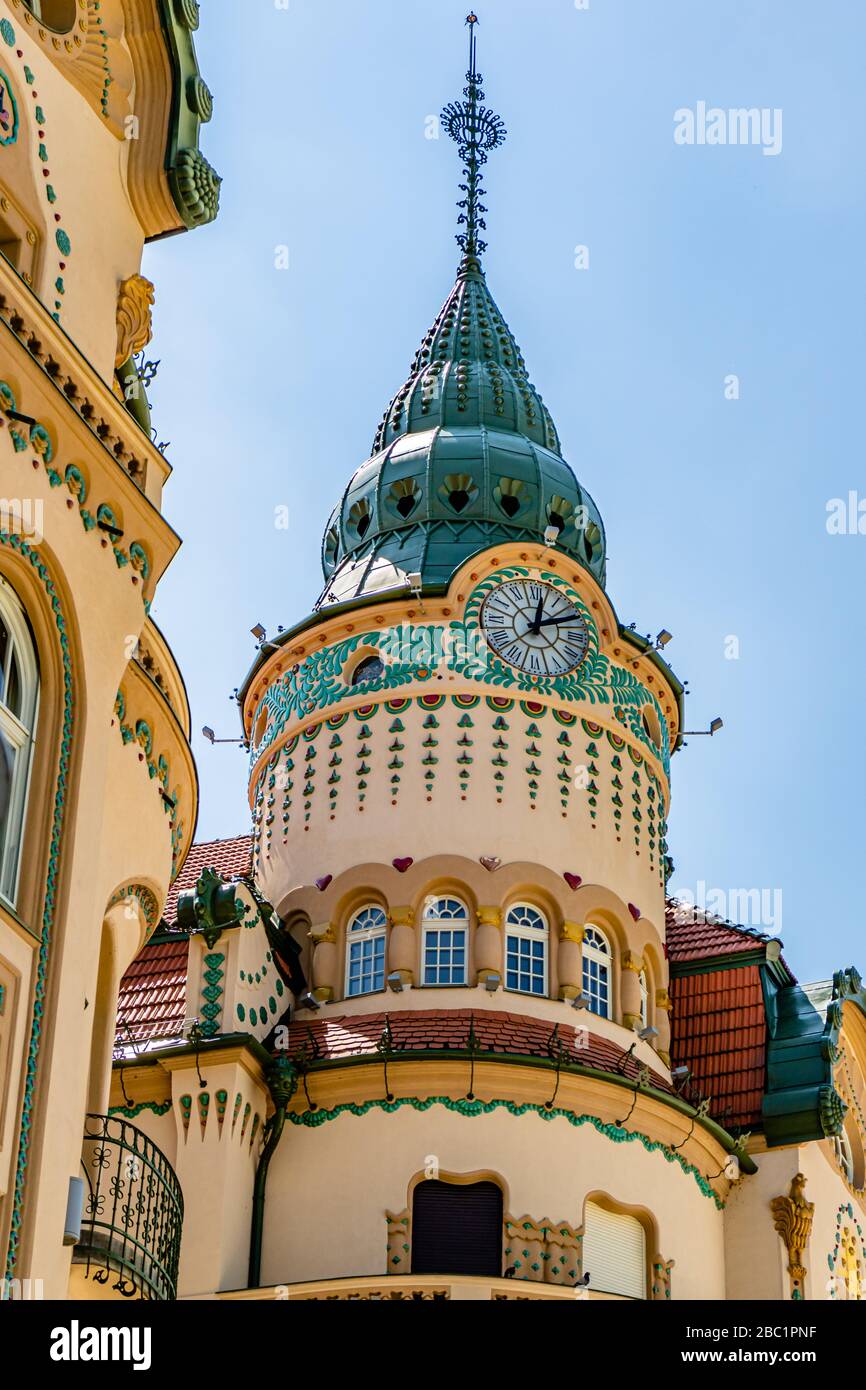 Extérieur décoratif du Black Eagle Palace, un bâtiment de style Art nouveau et sécession terminé en 1908. Place de l'unité, Oradea, Roumanie. Juin 2017. Banque D'Images